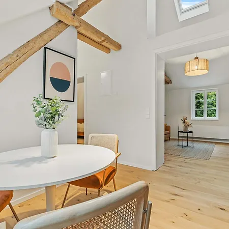 Chic One-bedroom Near Center Apartament