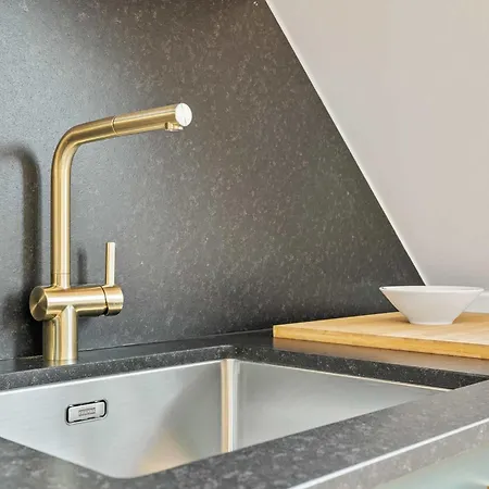 Chic One-bedroom Near Center