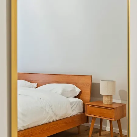 Chic One-bedroom Near Center *