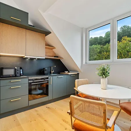 Chic One-bedroom Near Center *