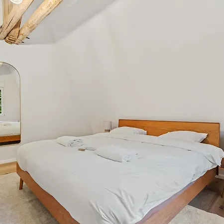 Chic One-bedroom Near Center Apartment