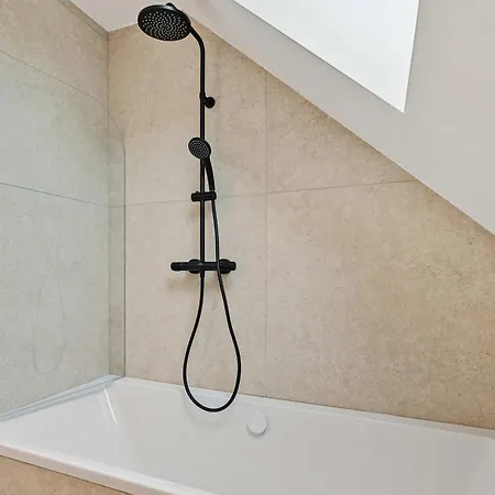 Chic One-bedroom Near Center Apartment *