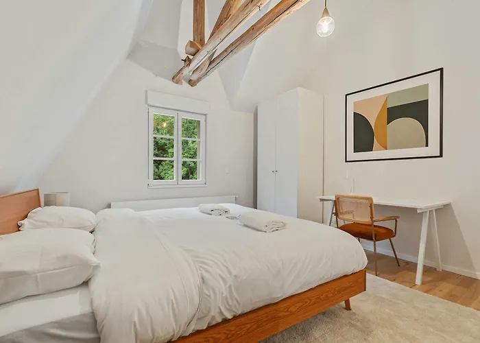 アパート Chic One-bedroom Near Center