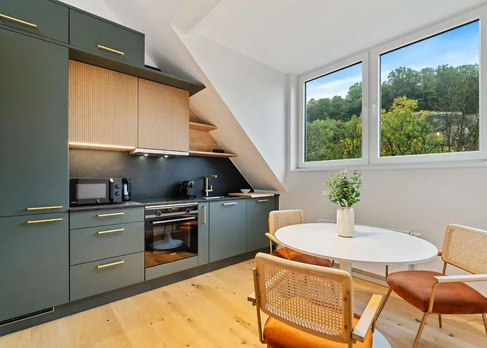 Chic One-bedroom Near Center *