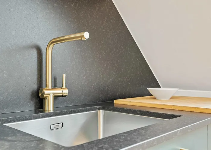 Chic One-bedroom Near Center