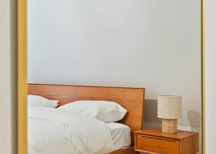 Chic One-bedroom Near Center *